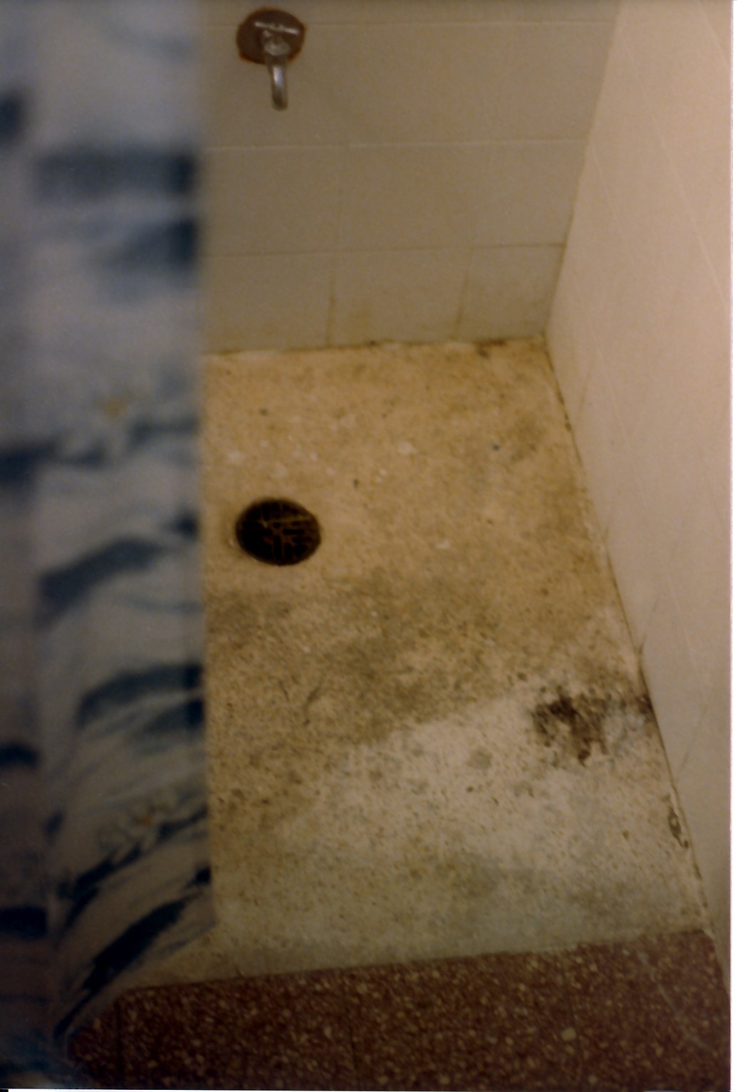 No-stall, open shower area (bathroom), Merkaz Qlitah Raanana